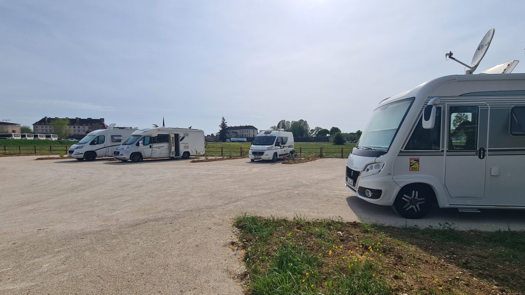 3 campings-cars sur une aire