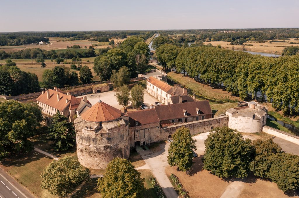 Vue aérienne sur le château d'Auxonne, son entrée, ses tours et sa cour intérieure