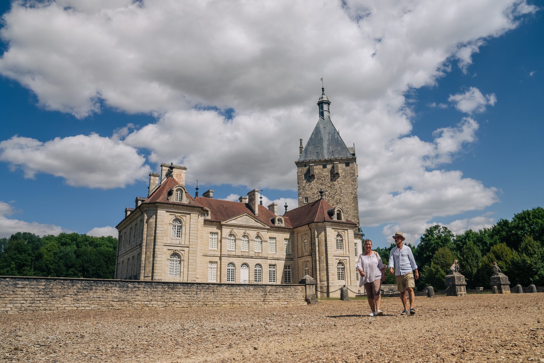 Vue depuis la cour du Château de Talmay