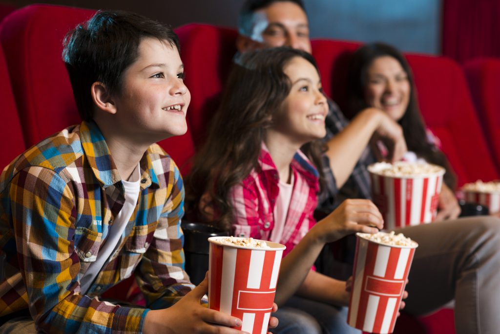Enfant au cinéma mangeant du pop-corn