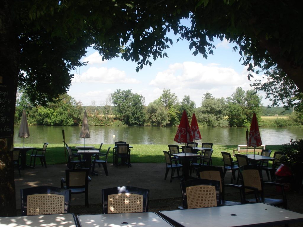 Tables et chaises à la guinguette au bord de l'eau