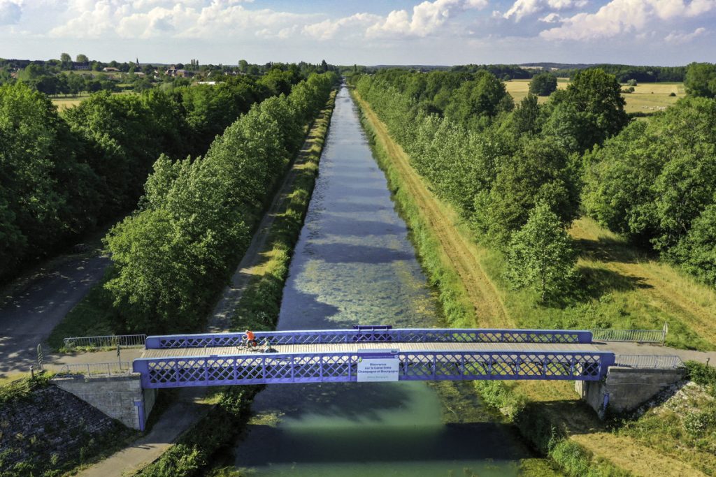 Traverser le pont au-dessus du canal de dérivation le long de la Voie Bleue