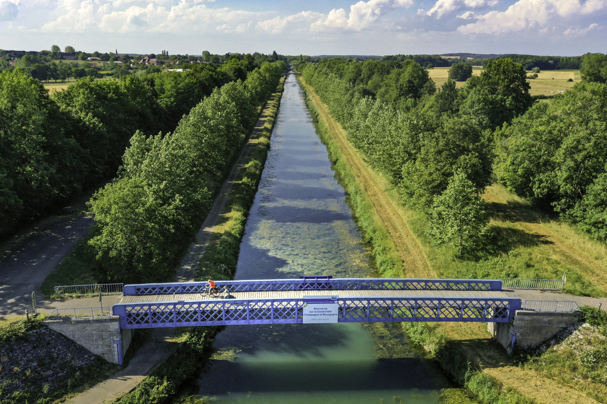 Traverser le pont au-dessus du canal de dérivation le long de la Voie Bleue