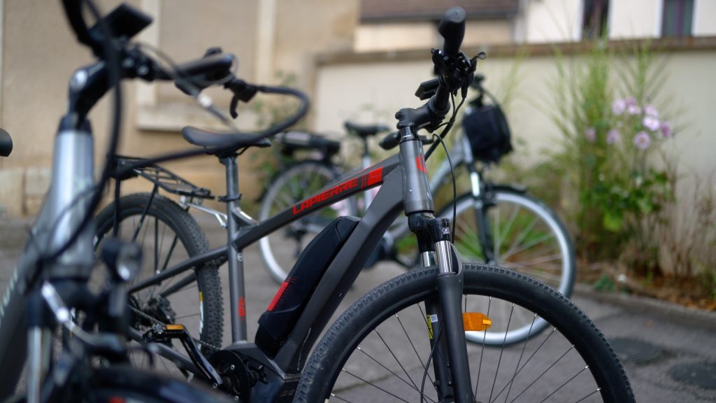Photo d'un VTT électrique à l'arrêt