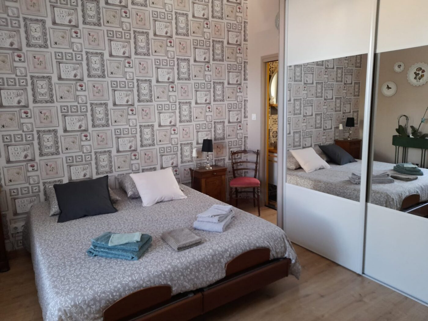 Chambre avec reflet miroir