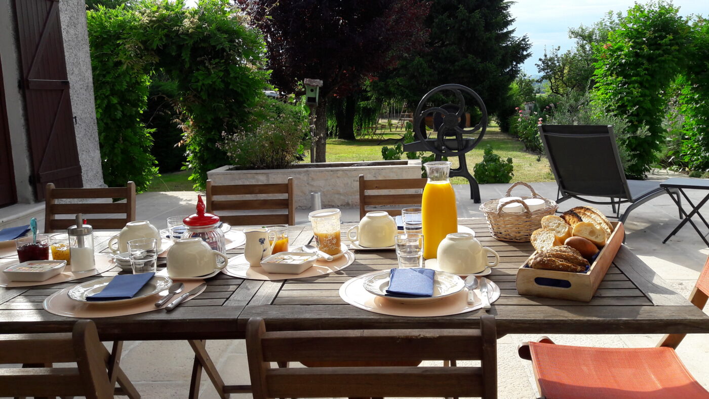 Petit déjeuner terrasse